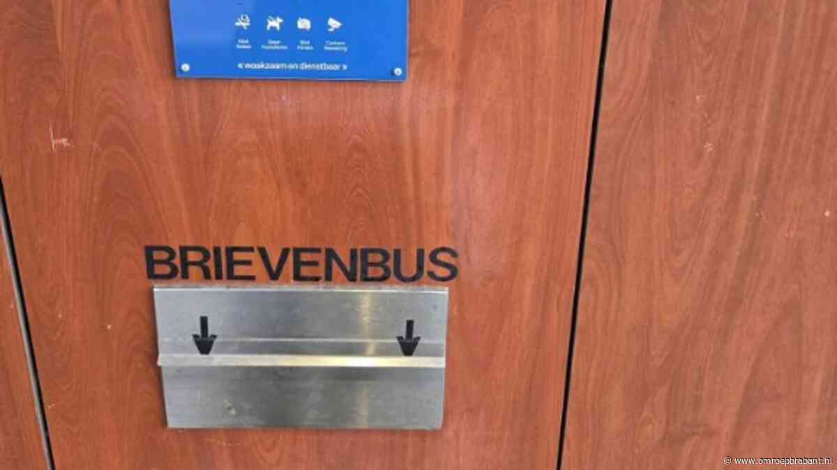 Man filmt zichzelf terwijl hij tegen brievenbus van politiebureau plast