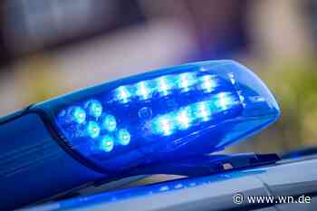 Mann wirft mit Gegenständen aus dem dritten Stock
