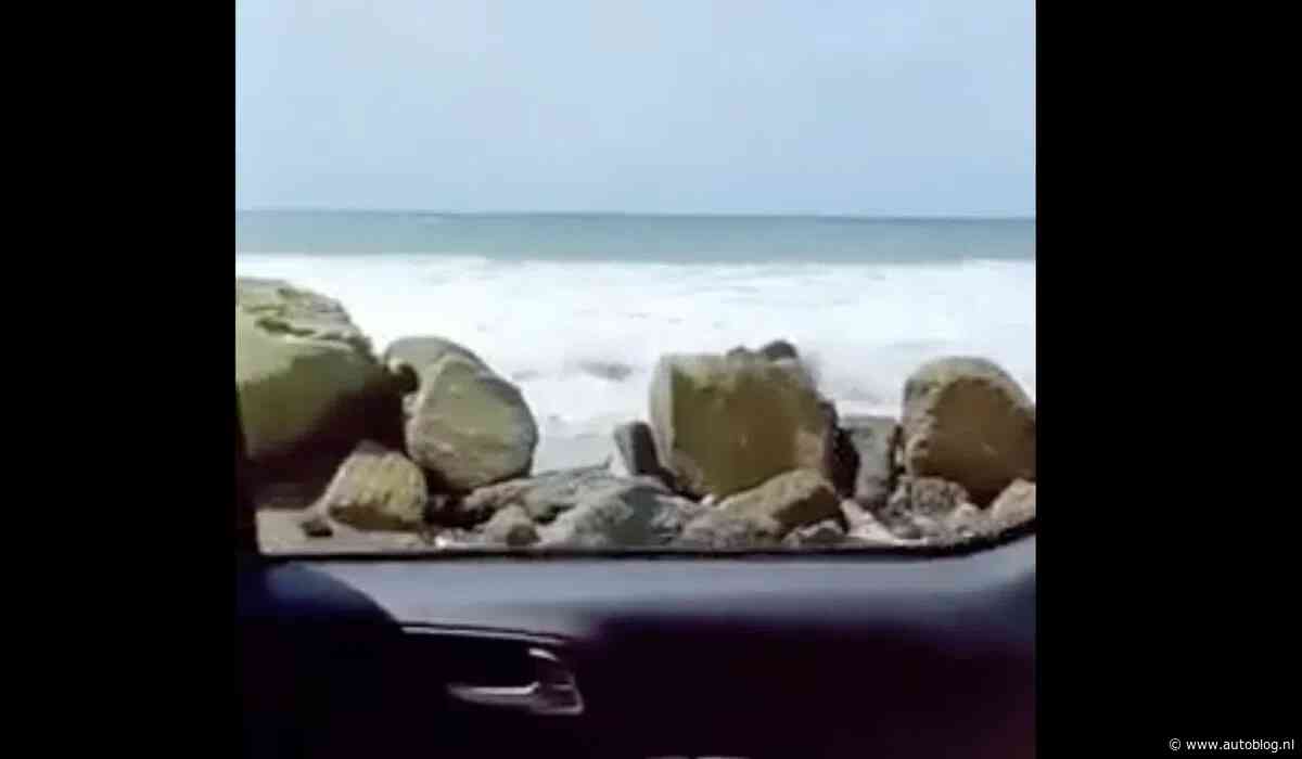 Nooit doen: het autoraam openen langs de zee
