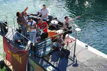 Warum diese Band plötzlich auf einem Hausboot musiziert