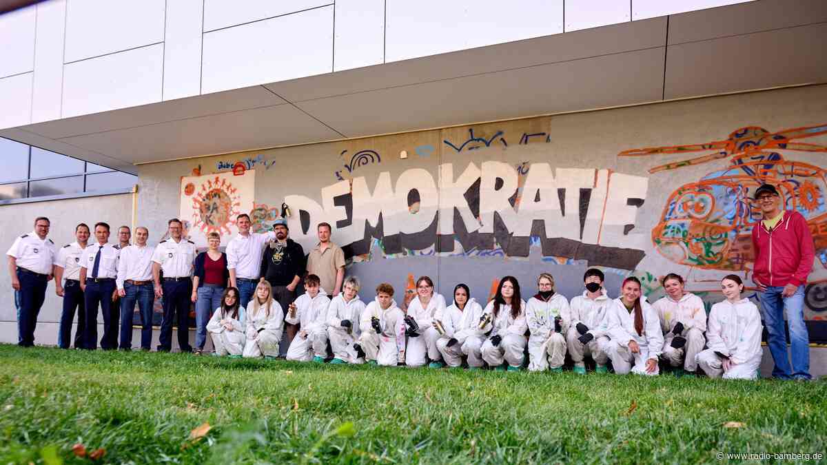 Graffiti für Demokratie: Schüler gestalten Fassade der Polizei Bamberg