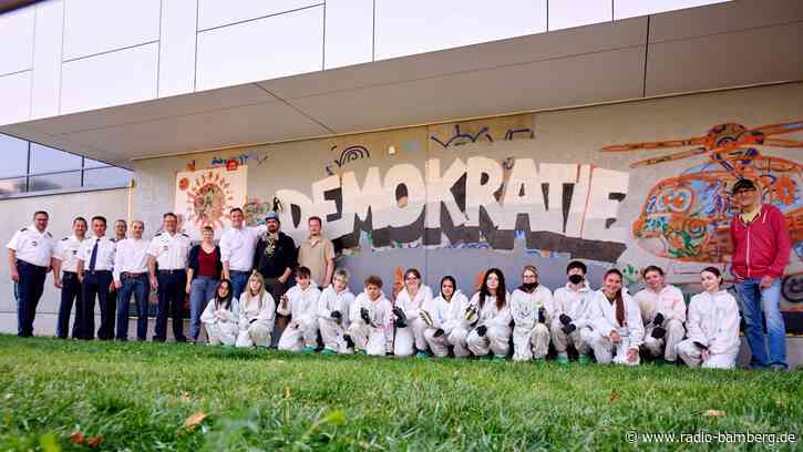 Graffiti für Demokratie: Schüler gestalten Fassade der Polizei Bamberg