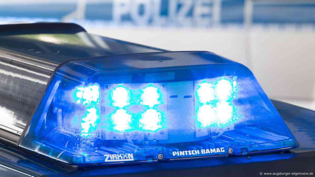 Einsatz auf der A7: Vergessenes Handy rutscht von Autodach und löst Notruf aus