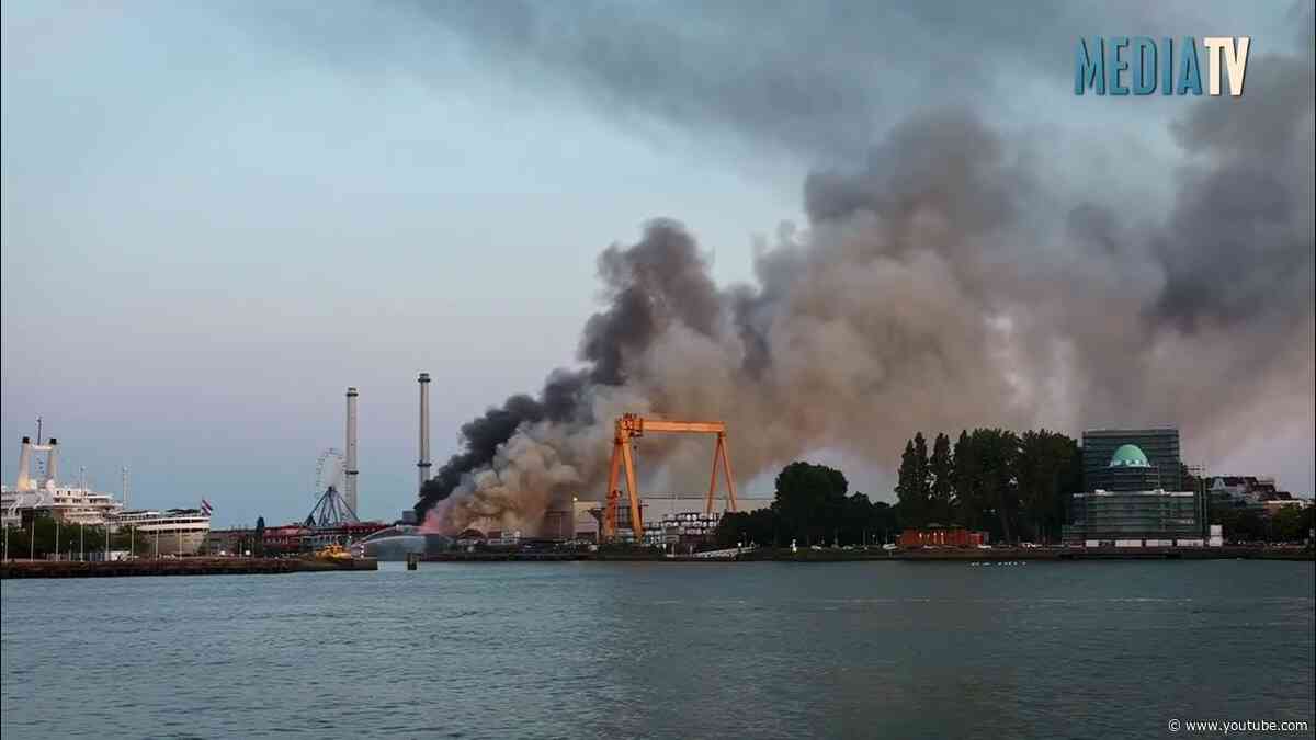 Grote rookpluimen door brand bij recyclingbedrijf Doklaan Rotterdam