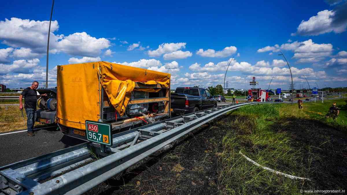 Schoonmaker en glazenwasser blussen bermbrand op de A50