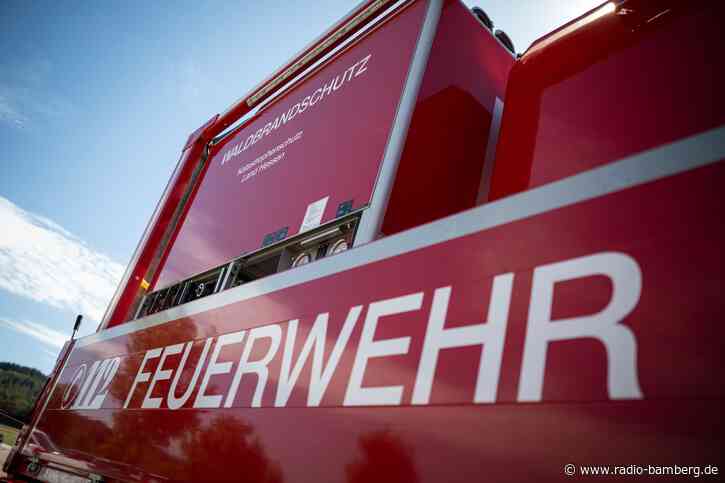 Wald bei Rodenbach in Hessen brennt: Rauch zieht nach Bayern