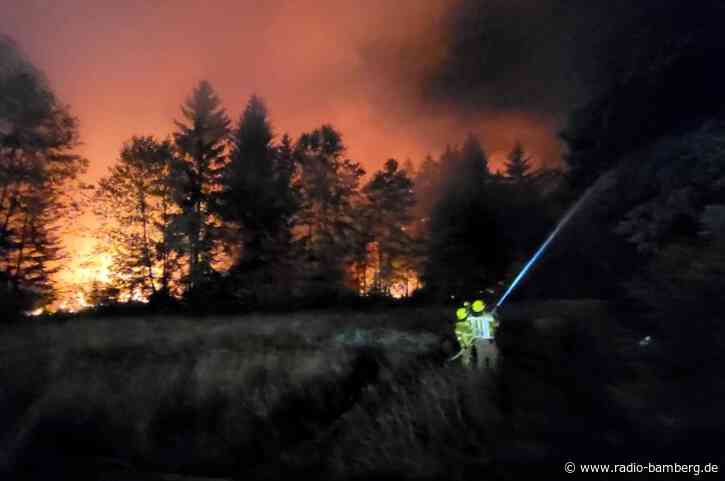 Wald brennt nahe der A93 – 500 Meter von Ortschaft entfernt