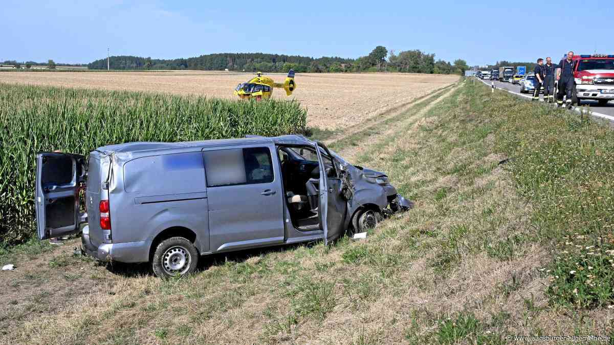 Zwei Verletzte bei Unfall auf A8: Auto überschlägt sich, Hubschrauber im Einsatz
