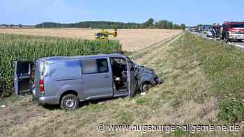 Zwei Verletzte bei Unfall auf A8: Auto überschlägt sich, Hubschrauber im Einsatz