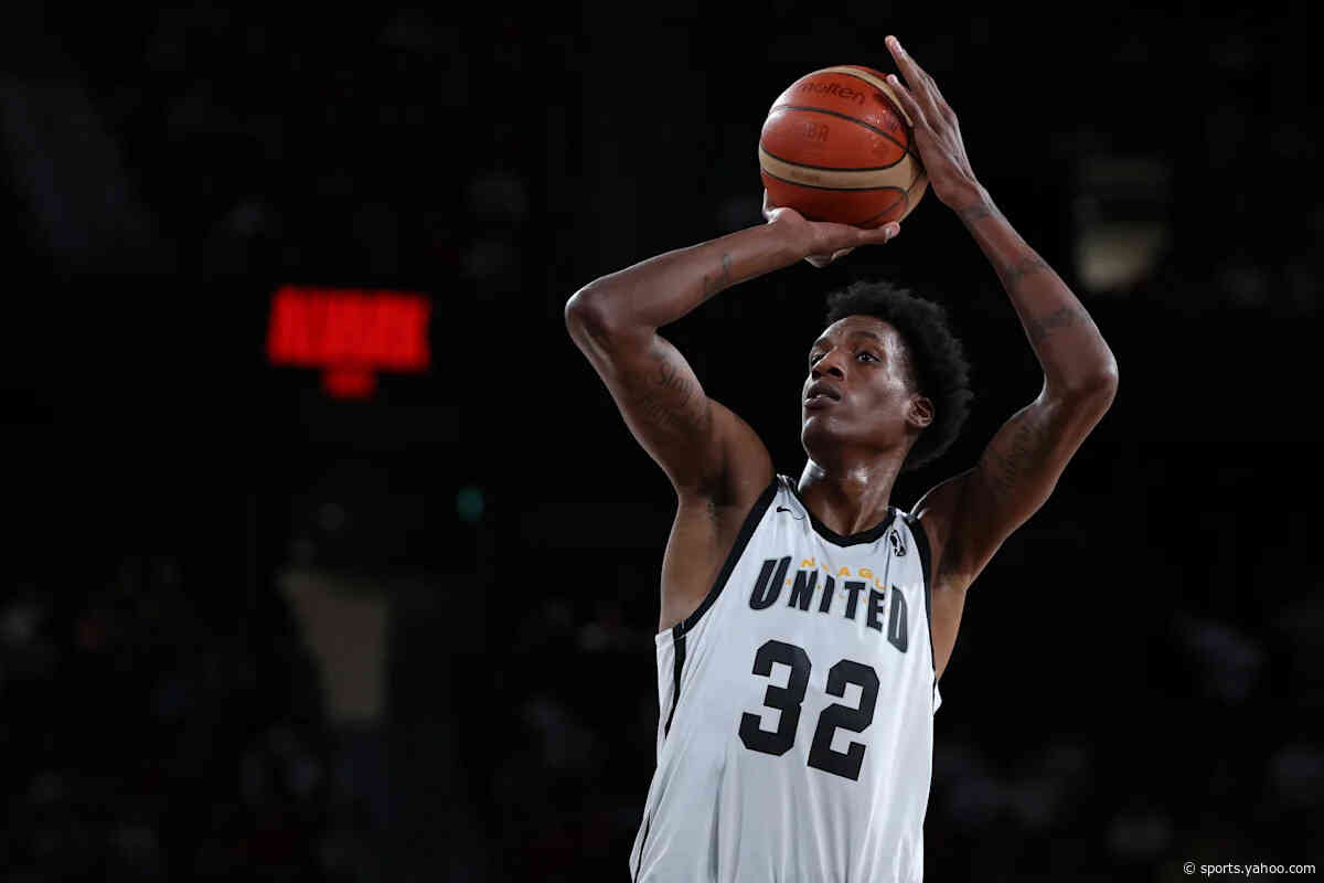 Clippers sign center Jamarion Sharp, the tallest active player in the NBA