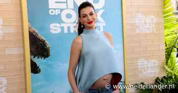 Zwangere Anne Hathaway pakt rode loper even anders aan en maakt indruk met opvallende outfit