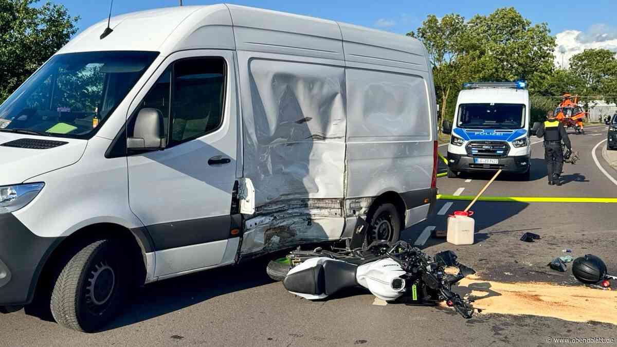 Vollsperrung nach schwerem Unfall: Motorradfahrer kracht in Transporter