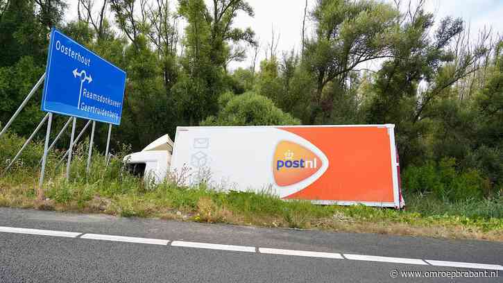 PostNL-vrachtwagen belandt in berm naast afrit A59 bij Oosterhout