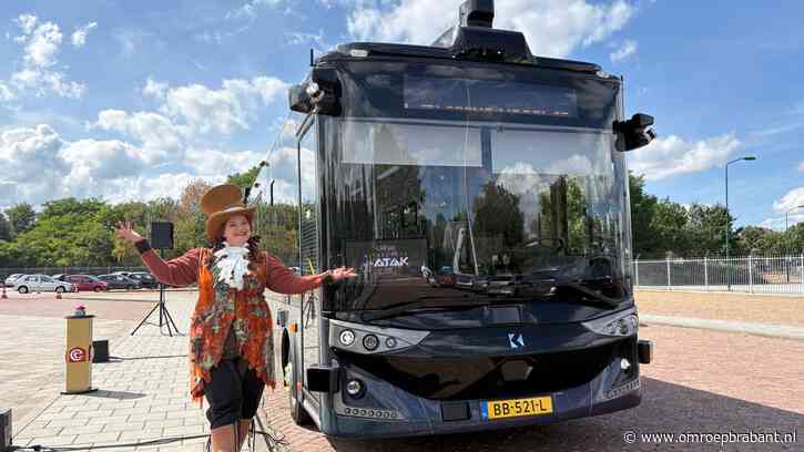 Geen handen aan het stuur: zelfrijdende bus van Efteling maakt eerste rit