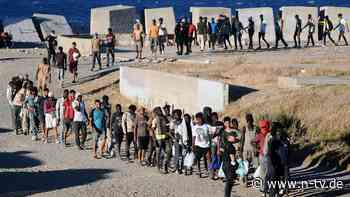 Lage vor Ort "unhaltbar": Präsident fordert Internierung der Migranten in Ceuta