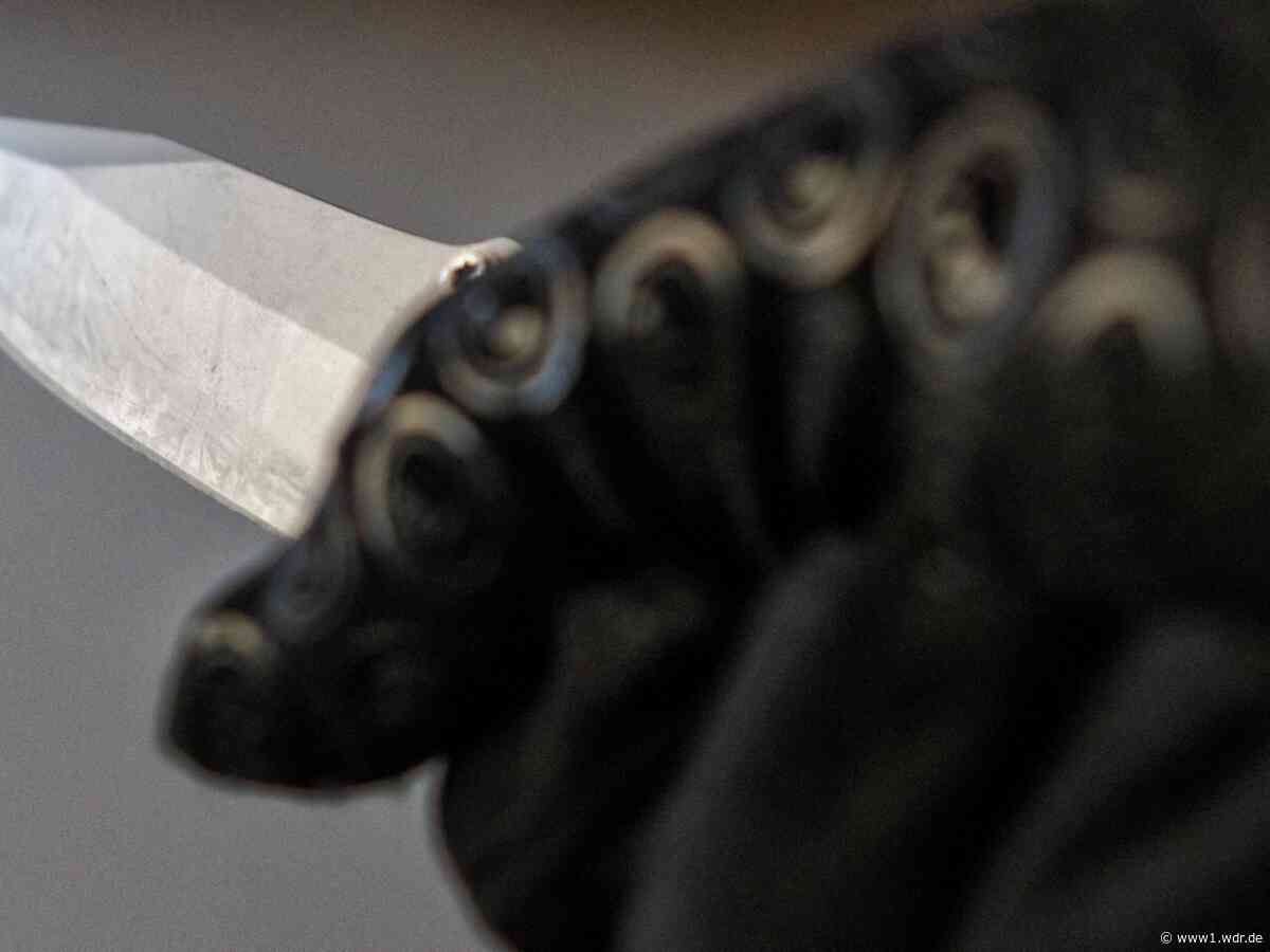 Mann greift Ehefrau in Düsseldorf mit Messer an