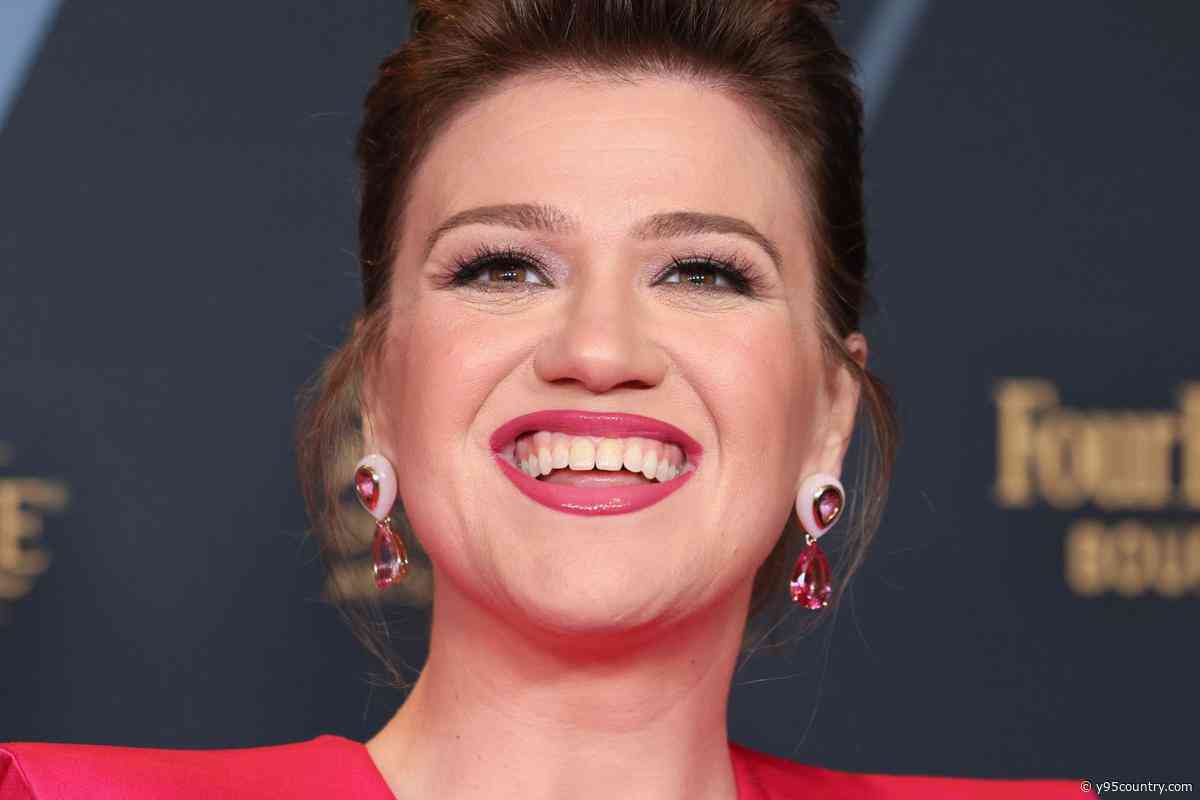 Kelly Clarkson Suffers Warrobe Malfunction