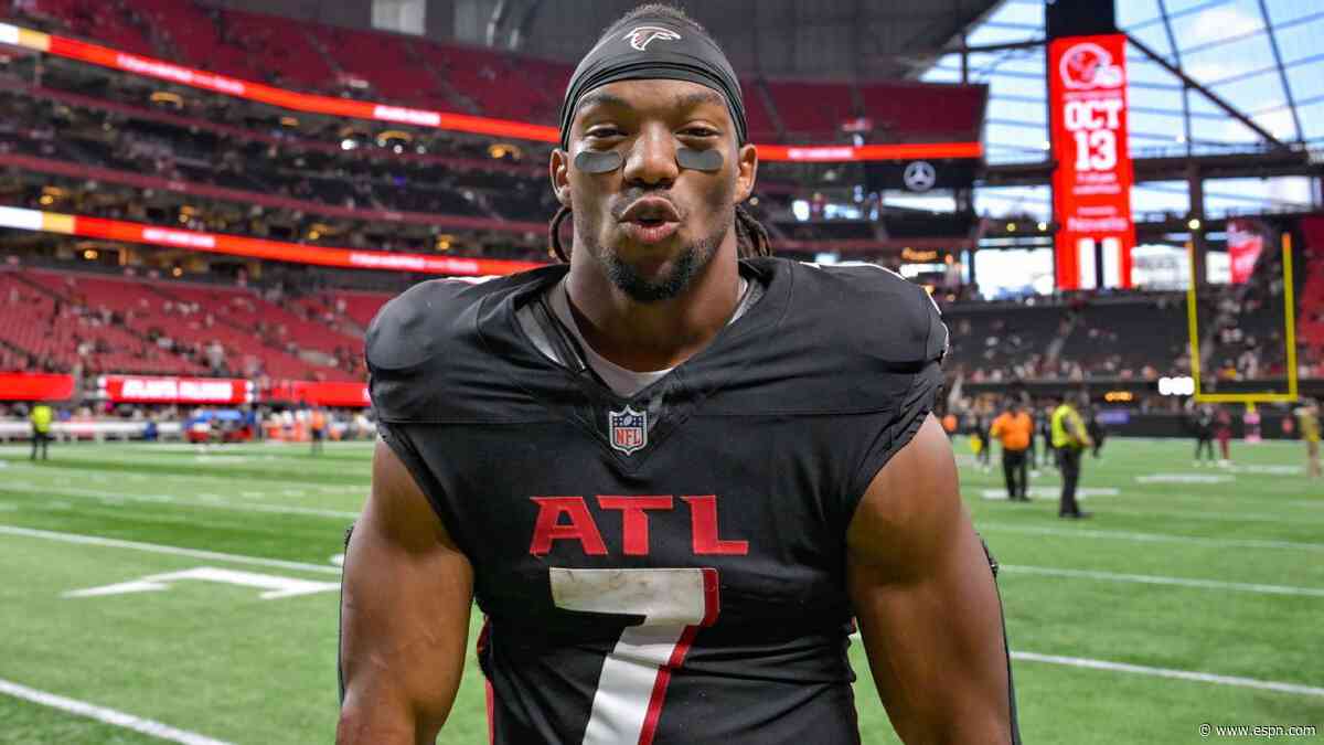 Mock draft: Bijan and Gibbs at Picks 7 and 8? Only in a superflex league