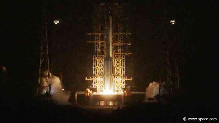 Chinese rocket explodes less than 90 seconds after liftoff (photos)