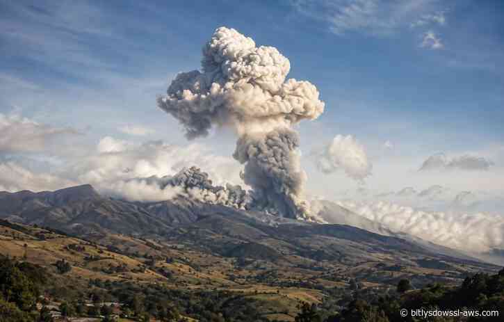 El volcán Puracé emite cenizas y gases en el suroeste de Colombia y fuerza el cierre del aeropuerto de Popayán