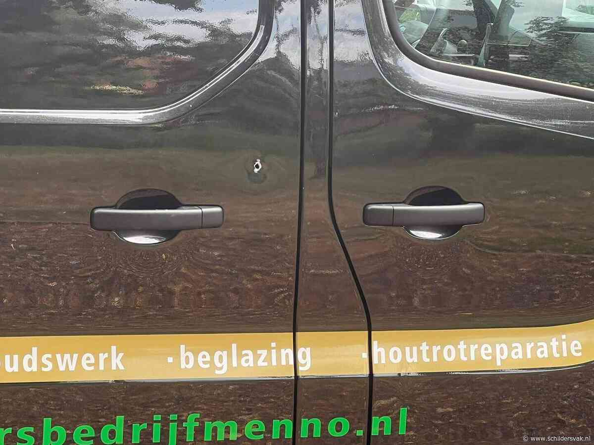 Schildersbus leeggeroofd via gaatje bij slot