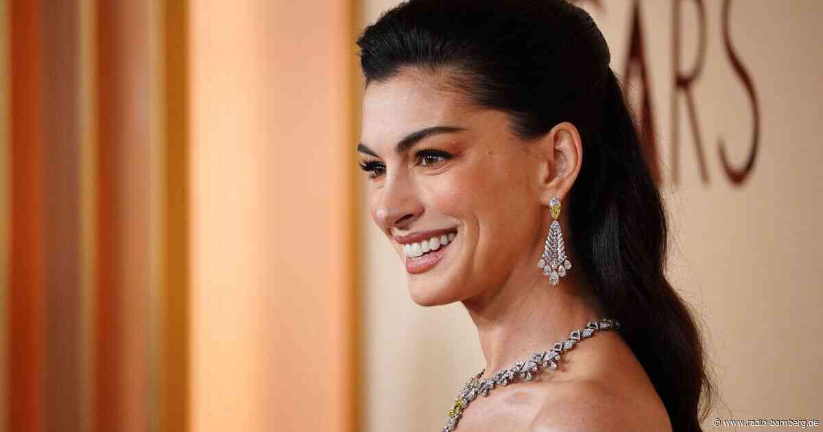 Schwangere Hathaway ulkt: «Künstliches Haar, echter Bauch»