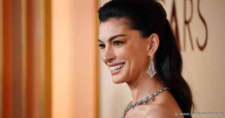 Schwangere Hathaway ulkt: «Künstliches Haar, echter Bauch»