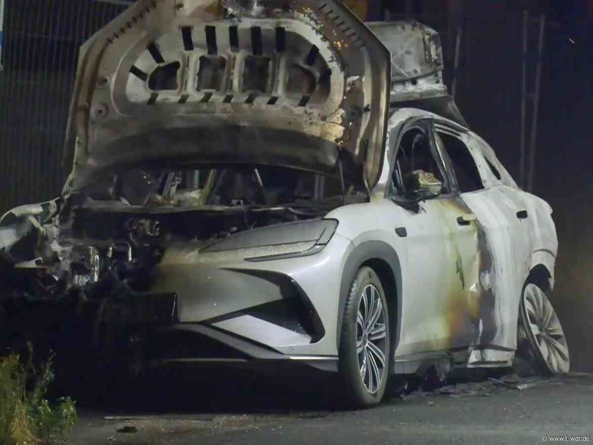 Brandstiftung: Drei Autos in Köln-Westhoven abgebrannt