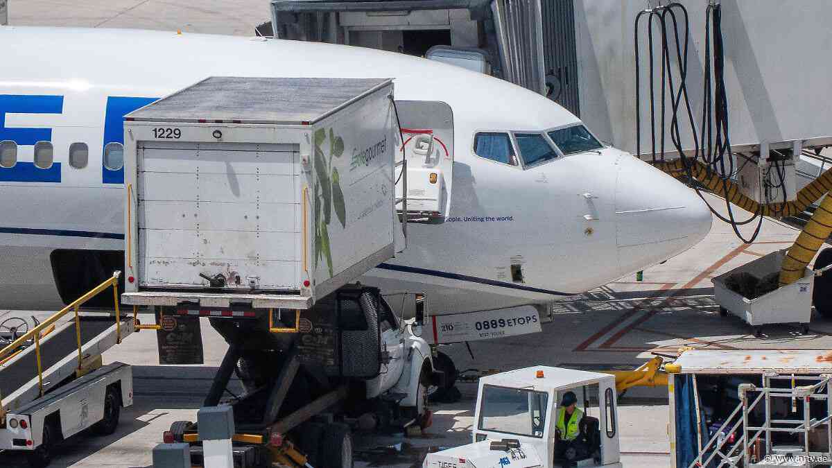 Flugzeugwechsel nach Morddrohung: Trump musste für Nato-Abreise in Ankara in Catering-Container klettern