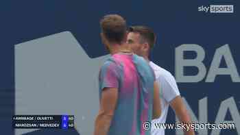 'I've never seen that before!' | Medvedev and Marozsan play rock, paper scissers on court!