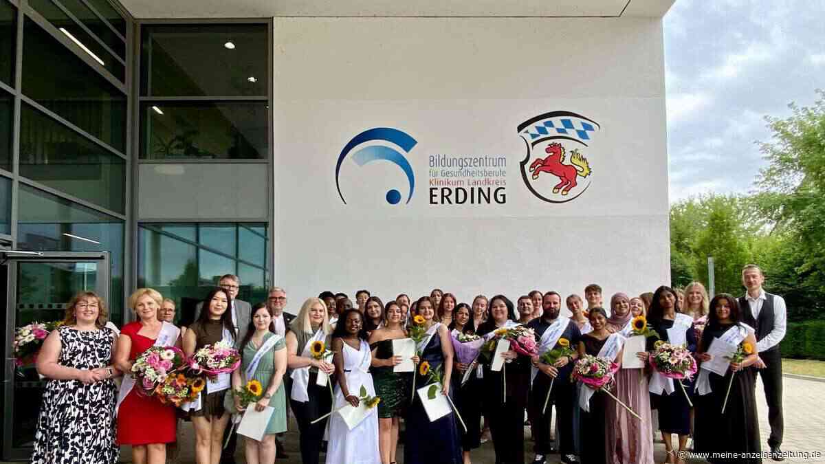 41 Pflegefachkräfte feiern Examen in Erding – sieben holen Staatspreis