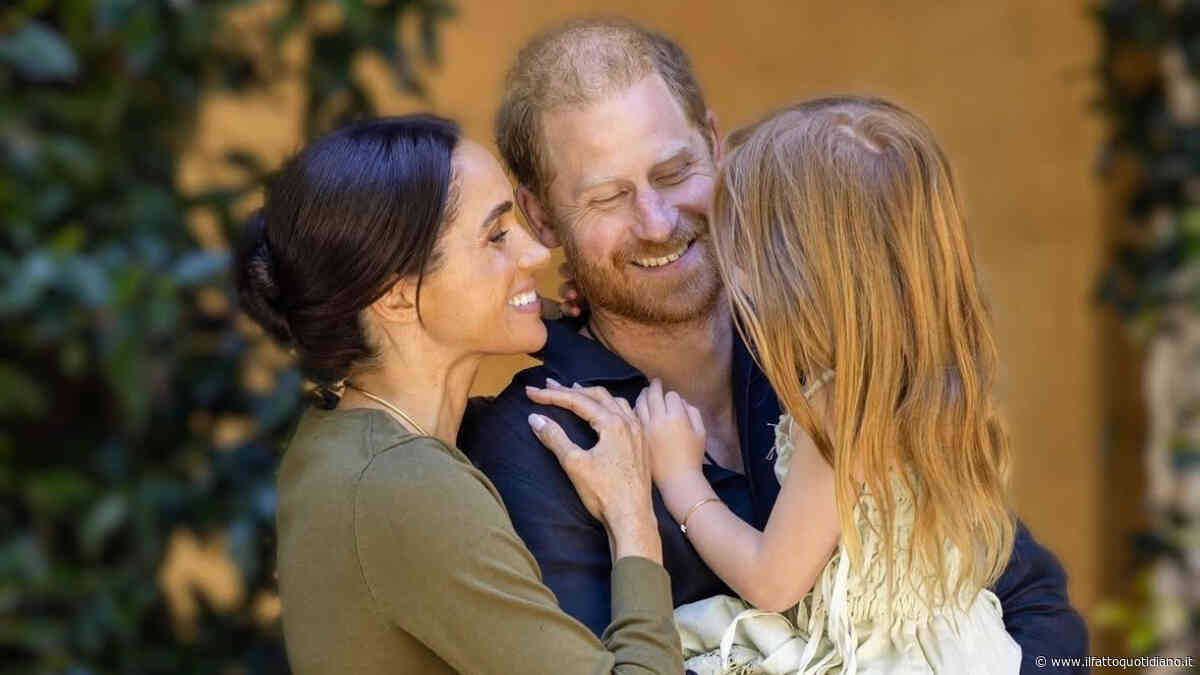 La maledizione del “gene Windsor” colpisce anche il duca di Sussex: Meghan festeggia la figlia Lilibet, ma la foto rivela un dettaglio su Harry