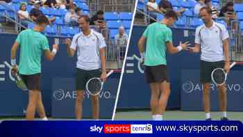 'I've never seen that before!' | Medvedev and Marozsan play rock, paper scissors on court!