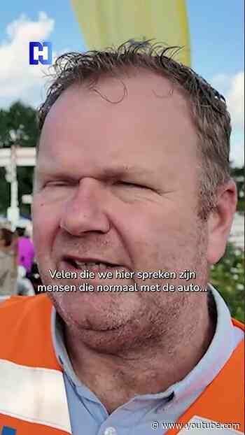 Bob repareert gratis fietsen bij de pont in Velsen