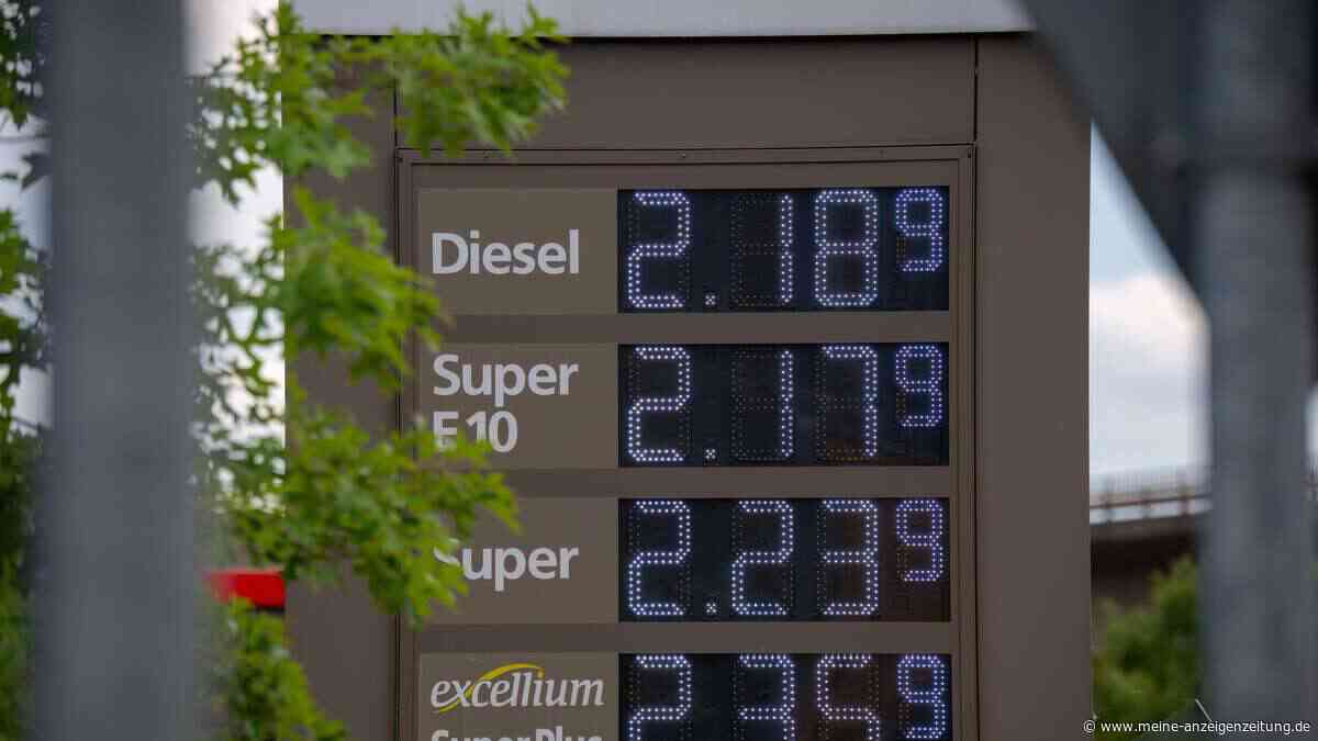 Der Rhein führt zu wenig Wasser – und Autofahrer zahlen an der Zapfsäule drauf