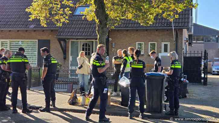 Groot onderzoek bij huis in Engelen, politie zet honden in