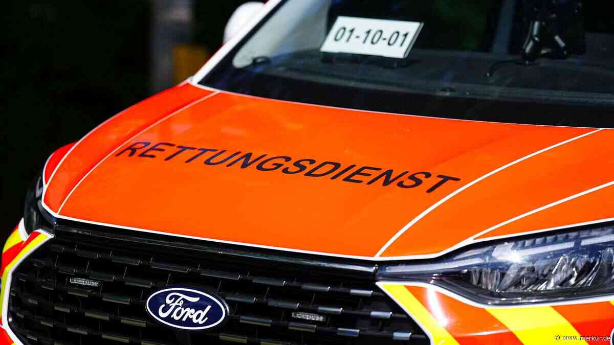 Traktor-Schaufel klappt weg: Mann stürzt bei Baumarbeiten in Bayern in die Tiefe