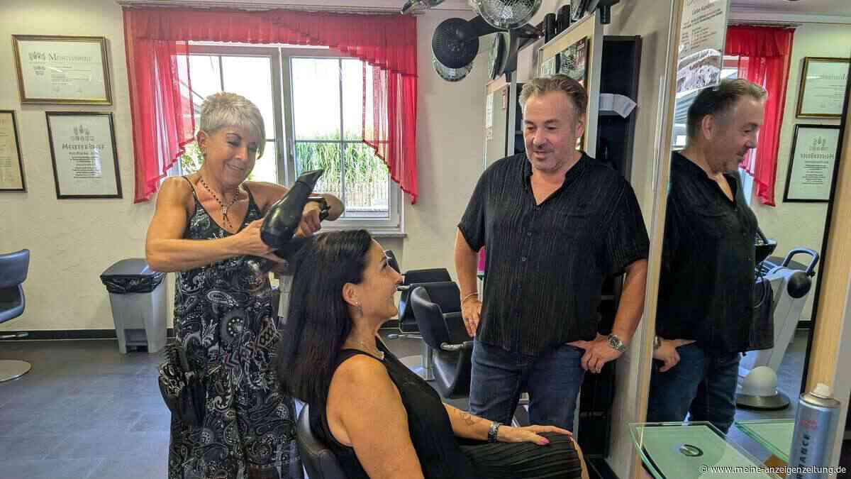 Friseurin Helga Bauer arbeitet seit 40 Jahren im selben Salon