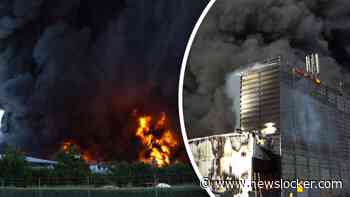 Gigantische rookwolken bij enorme brand in Lelystad