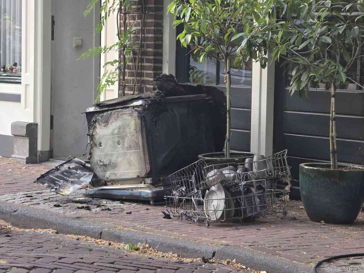 Brandweer forceert voordeur bij woningbrand aan Lage Gouwe in Gouda
