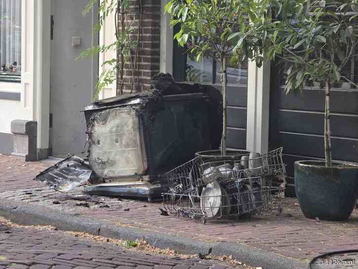 Brandweer forceert voordeur bij woningbrand aan Lage Gouwe in Gouda