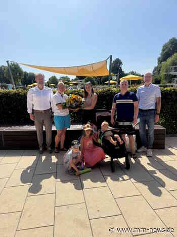 Sinsheim – Oberbürgermeister Marco Siesing begrüßte im Freibad den hunderttausendsten Besucher der Saison