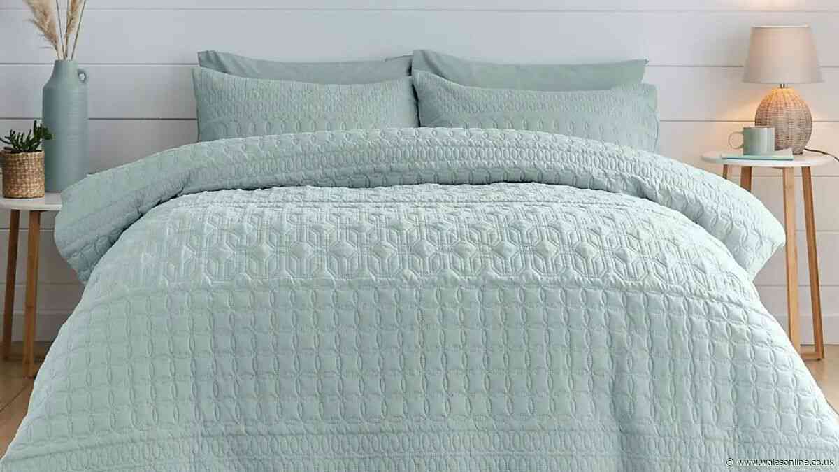 Autumn shoppers rush to buy 'perfect' Dunelm no-iron bedding in 8 colours