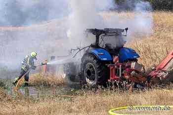 Trecker fängt Feuer, die trockene Wiese nicht
