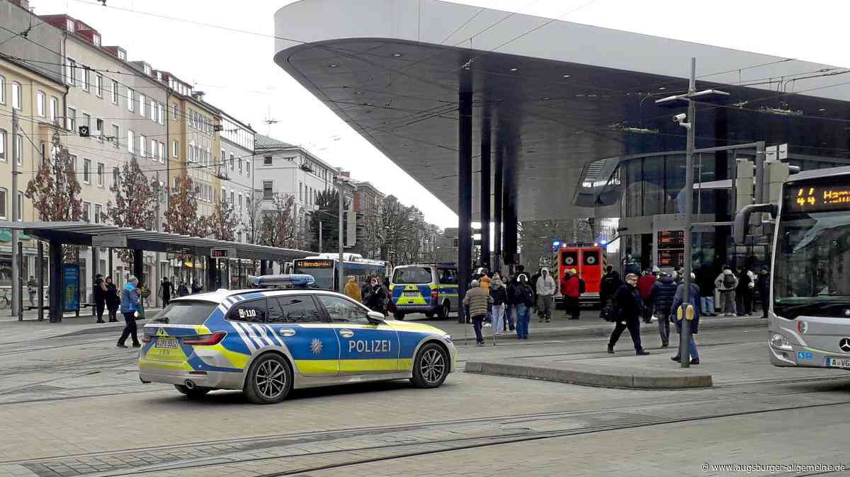 Auseinandersetzung am Königsplatz in Augsburg: Frau tritt nach Polizisten