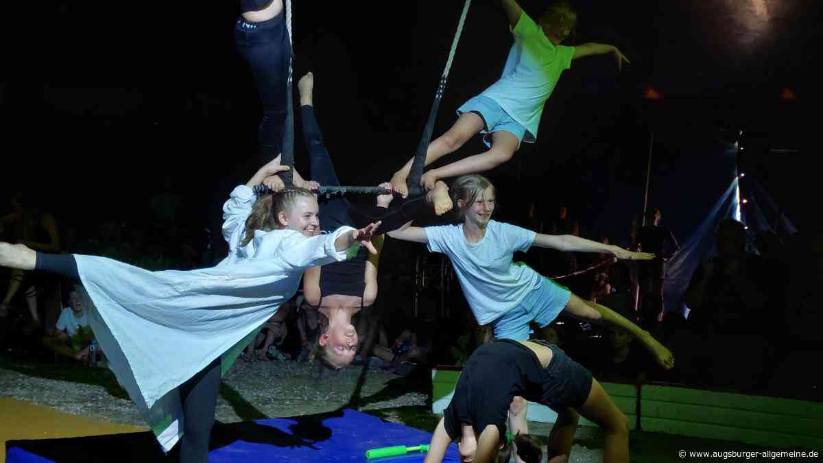 Die Abschlussgala des Kinderzirkuscamps wird zu einer fulminanten Zeitreise