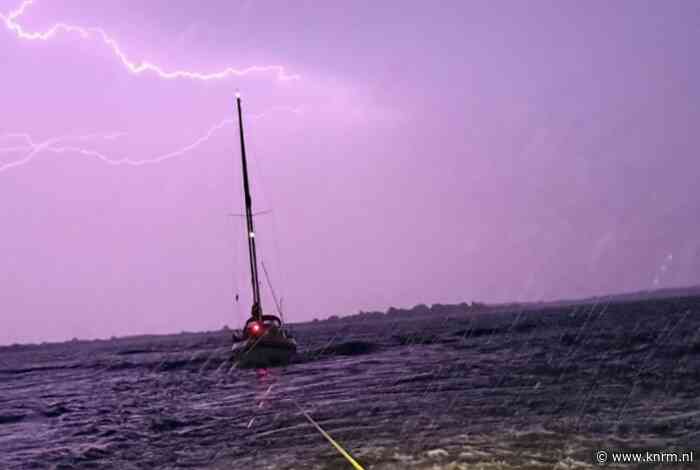 Zware onweersbui zorgt voor drukke nacht: KNRM helpt drie boten op het Lauwersmeer