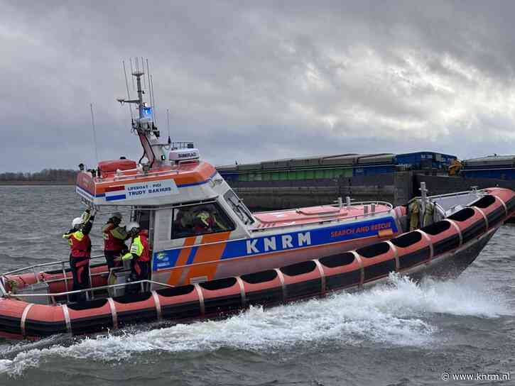 KNRM Lelystad druk met schepen op drift tijdens onweersbui