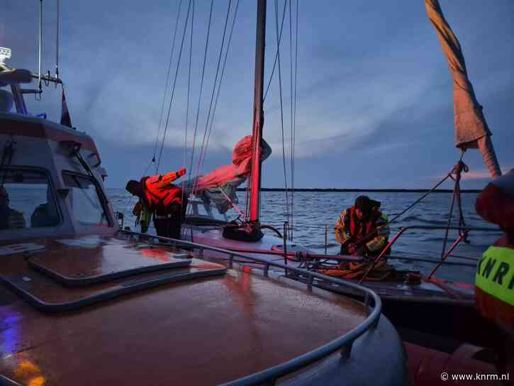 Reddingbootbemanning assisteert zeiljacht in problemen