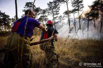 Schippers bestrijden natuurbrand langs Beneden-Merwede met scheppen
